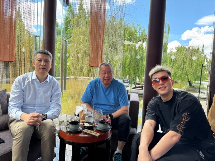 郭艾伦晒与郭士强&amp;吴庆龙合影：三代辽宁篮球人 祝大家高考告捷